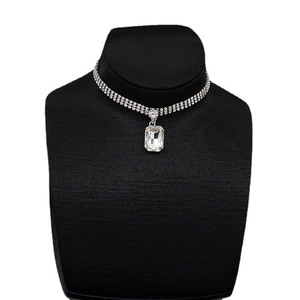 Gargantilla de tres filas de pedrería con un gran colgante de cristal rectangular radiante