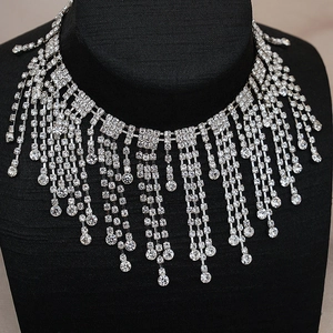 Vue détaillée du tour de cou en strass brillant avec franges de cristal argenté
