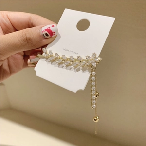 Barrette dorée élégante avec feuilles en zircone et pampilles de perles coréennes