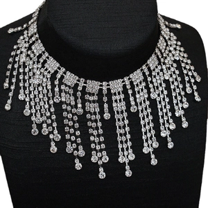 Collier ras du cou élégant avec pampilles en strass et cristaux sur mannequin noir
