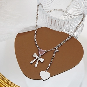 Collar de plata con piedra de corazón rosa y colgante de lazo elegante para mujer