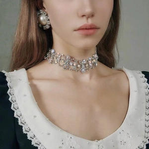 Elegantes mehrreihiges Kristall-Choker-Halsketten- und Perlenohrring-Set für festliche Kleidung