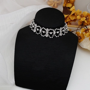Detail der funkelnden Strass-Choker-Halskette auf einem schwarzen Samt-Halsmodell präsentiert