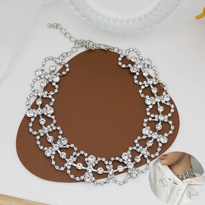 Eleganter silberner Kristall Choker Halskette mit aufwendigem Strass-Spitzenmuster