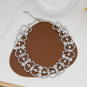 Details des silbernen Strass-Chokers mit Kronenmustern und verstellbarem Karabinerverschluss