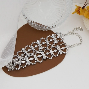 Detail der silbernen Strass-Halskette mit Blumenmustern und verstellbarem Verschluss