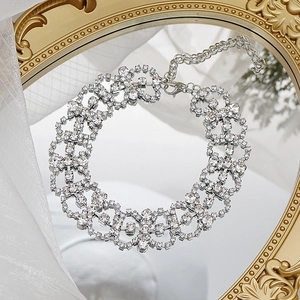 Detaillierte Nahaufnahme des funkelnden Kristall-Chokers auf einem Vintage-Spiegel