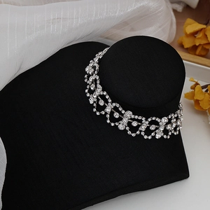 Detailansicht eines silbernen Choker-Halsbands mit tropfenförmigen Strasssteinen auf Display