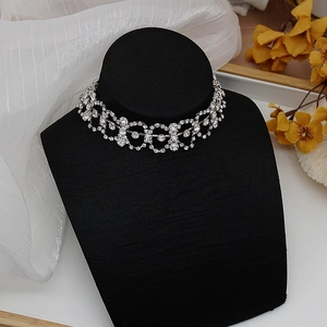 Nahaufnahme des Kristall-Chokers mit kunstvollen, hohlen Blumenmustern aus Metall