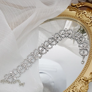 Funkelndes Kristall-Choker-Halsband auf Vintage-Spiegel mit elegantem weißem Netzstoff
