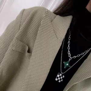 Collar de doble capa con colgante de estrella verde y cubo de tablero de ajedrez hip-hop