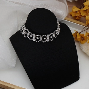 Detaillierte Ansicht des luxuriösen Strass-Chokers auf einem schwarzen Samt-Schmuckständer