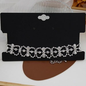 Detailaufnahme einer funkelnden Kristall-Choker-Halskette mit ovalem Design