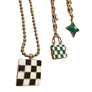Collar hip hop de damero con colgantes de bolso verde y estrella en cadena dorada