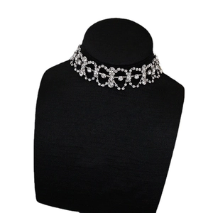 Elegantes silberfarbenes Strass-Choker-Halsband mit gewelltem Kristall-Spitzendesign auf Mannequin