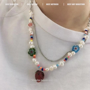 Collier double rang avec perles d'eau douce, perles colorées et pendentif fraise rouge