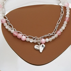 Collier à deux rangs avec perles roses et pendentif coeur poli en argent chic