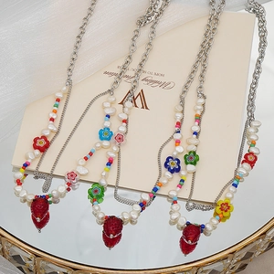 Vue détaillée de colliers fraise avec des perles baroques et des perles de fleurs