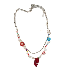 Collier fait main avec pendentif fraise en résine, perles d'eau douce et fleurs colorées
