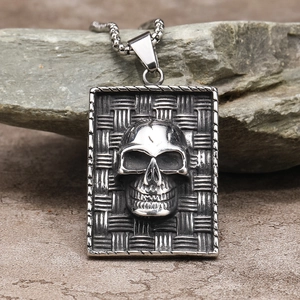 Pendentif tête de mort vintage punk en plaque d'acier avec fond tressé texturé