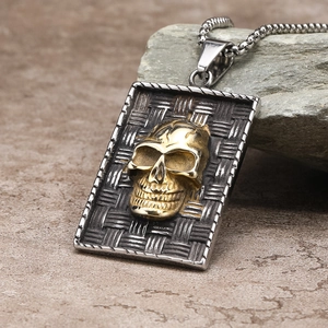 Détail d'un crâne doré sur plaque tressée noire avec bordure en corde argent