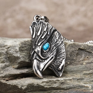 Colgante vintage hip hop cabeza de águila en acero con piedra azul sobre base de roca
