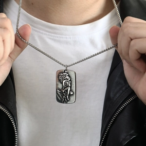 Nahaufnahme des Punk-Skelett-Anhängers in Retro-Silber auf einer Boxkette für Herren