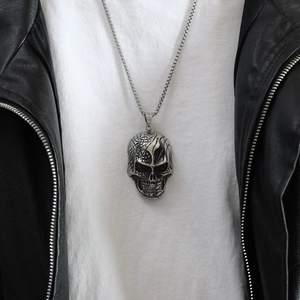 Colgante calavera punk hip hop de acero vintage con cadena de caja elegante en modelo