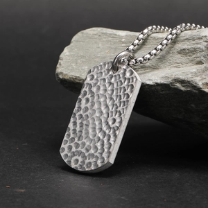 Collana da uomo con ciondolo a piastrina in acciaio al titanio martellato e catena a scatola