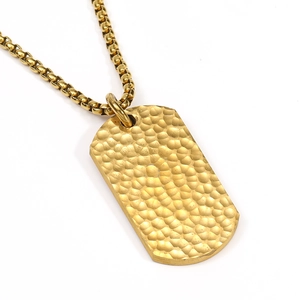 Collana artigianale in acciaio al titanio dorato martellato con pendente rettangolare e catena