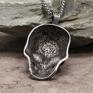 Detalle del colgante de calavera punk con textura de panal y bordes pulidos finos