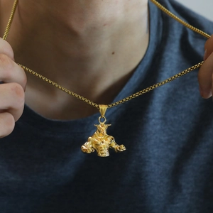 Collana con ciondolo a forma di toro muscoloso in acciaio al titanio dorato stile hip hop
