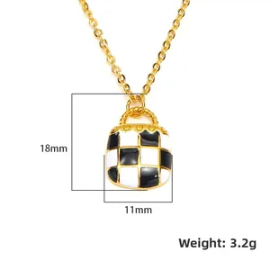 Collier doré minimaliste avec un pendentif mini sac à damier noir et blanc 18x11mm