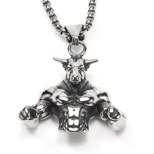 Dettaglio del ciondolo toro muscoloso in acciaio inossidabile argento stile punk