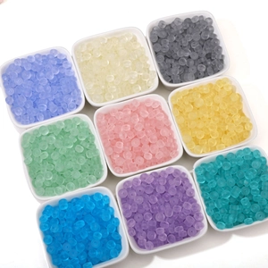 Détail macro de perles dépolies 3x6mm en couleurs assorties pour la création de bijoux