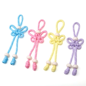 Portachiavi con nodo cinese a farfalla in paracord in quattro colori pastello con perle