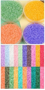 Vista dettagliata di perline colorate smerigliate per gioielli fai da te e bracciali