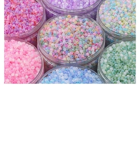 Vue de dessus de perles en verre 4mm couleurs macaron en bocaux pour création de bijoux