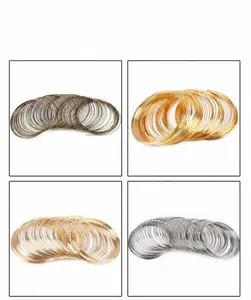 Detalle de bucles de alambre de acero de colores para hacer joyas DIY y tamaños