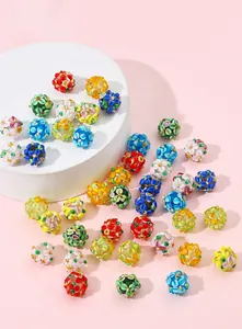 Détail macro de perles en verre fleuries colorées pour la création de bijoux DIY