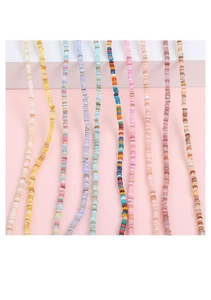 Gedetailleerde macro-opname van kleurrijke heishi schelpkralen voor DIY sieraden en kettingen