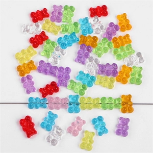 Set di perline colorate a forma di orso in acrilico per gioielli fai da te su sfondo bianco
