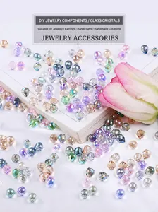 Macro-opname van gefacetteerde iriserende glazen druppelkralen voor DIY-sieraden maken