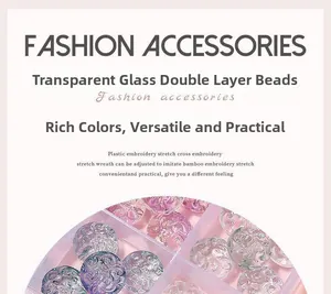 Gros plan de perles en verre coloré avec motif grec et trou droit pour bijoux DIY