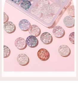 Vue macro de breloques roses en résine colorée pour bijoux DIY et accessoires faits main