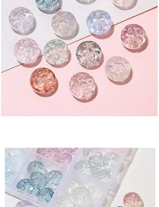 Détail de perles de verre translucides aux couleurs macarons pour la création de bijoux DIY