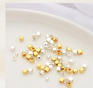 Macro de cuentas de cubo y facetadas chapadas en oro y plata para creación de joyas