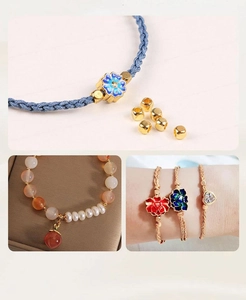 Detalle de pulseras DIY bañadas en oro de 14K con dijes de flores y cuentas doradas
