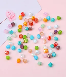 Macro-opname van gekleurde facet geslepen glaskristallen kralen voor DIY-sieraden