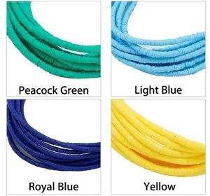 Gros plan de perles heishi en argile polymère vert, bleu clair, bleu roi et jaune